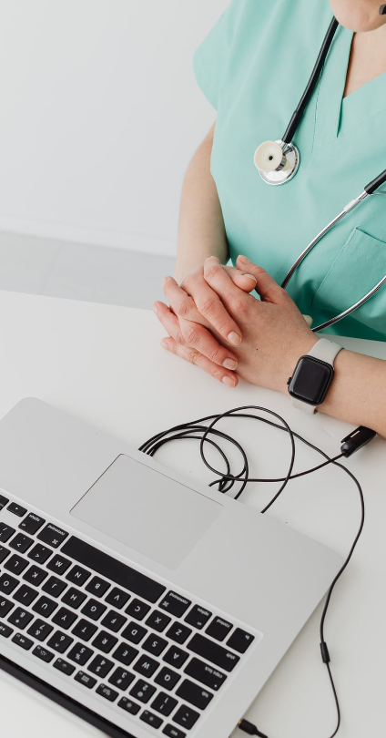 Profesional de la salud con estetoscopio junto a una notebook